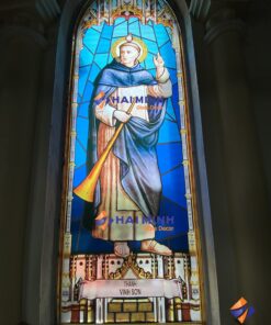 Tranh Kính Vòm Nhọn Gothic – Thánh Vinh Sơn